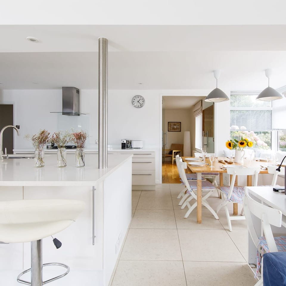 House | 6 bedrooms, desk, iron/ironing board, Internet