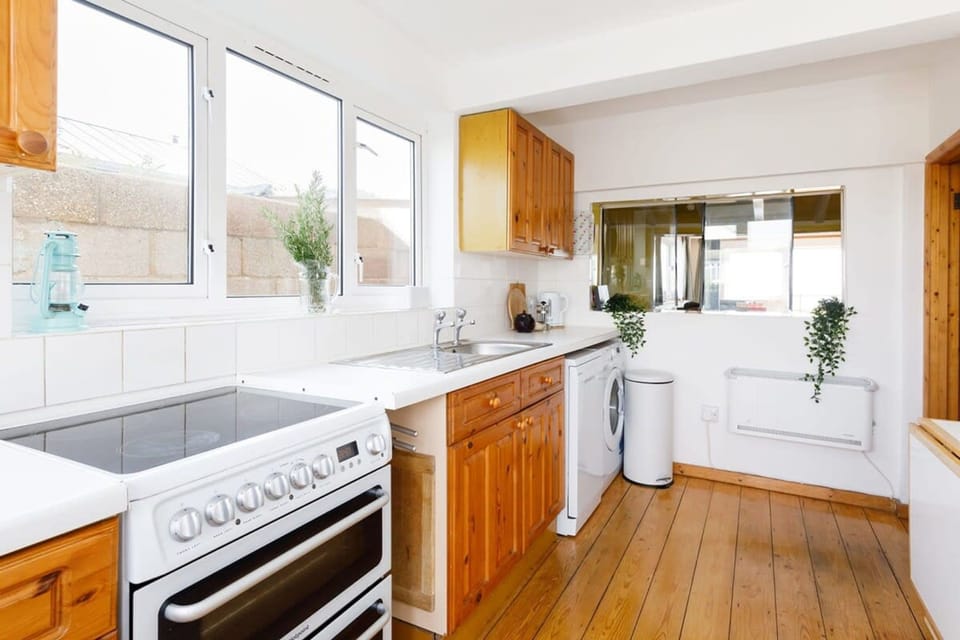 House | 3 bedrooms, desk, iron/ironing board, Internet