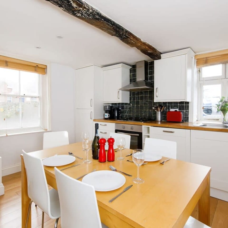 House | 4 bedrooms, iron/ironing board, Internet