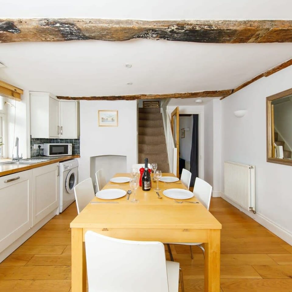 House | 4 bedrooms, iron/ironing board, Internet