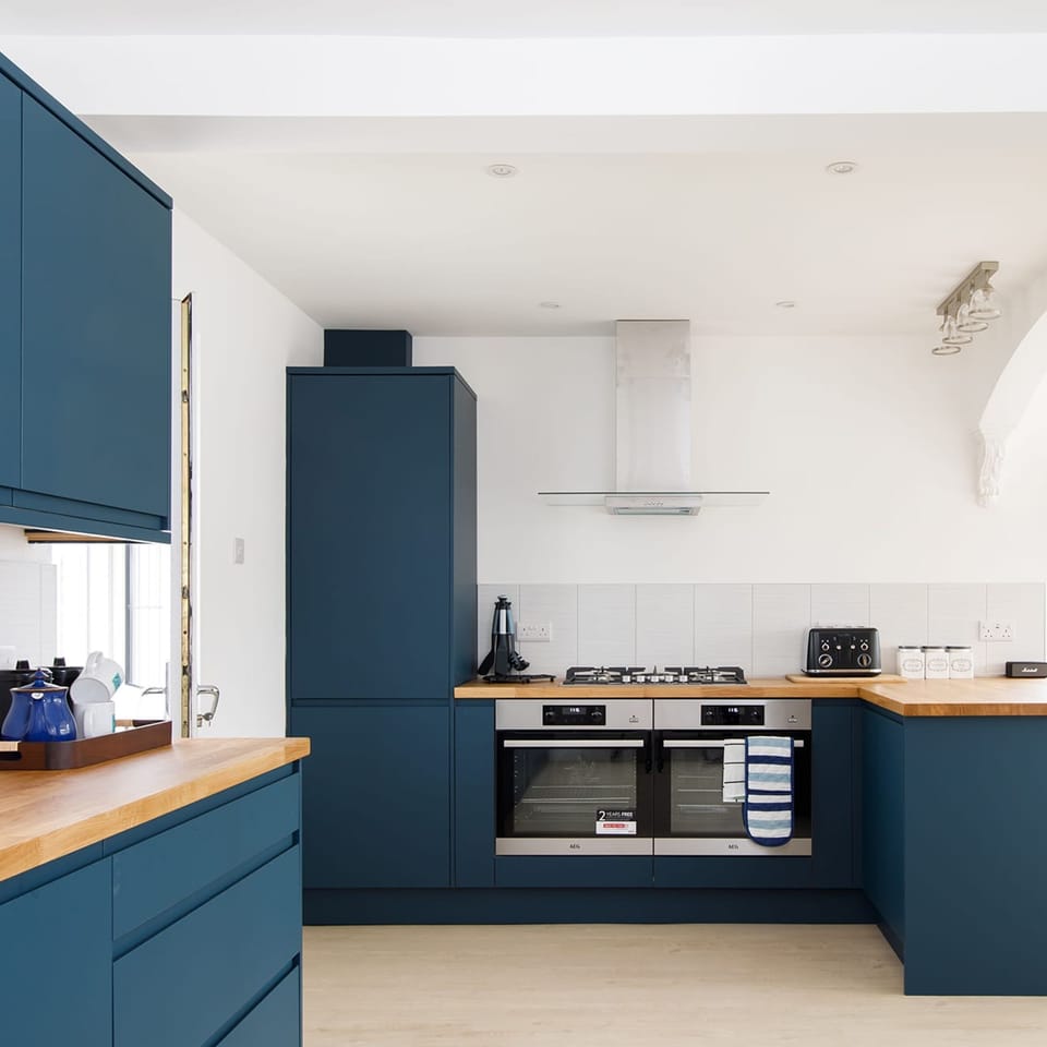 House | 4 bedrooms, desk, iron/ironing board, Internet