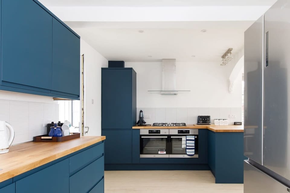 House | 4 bedrooms, desk, iron/ironing board, Internet
