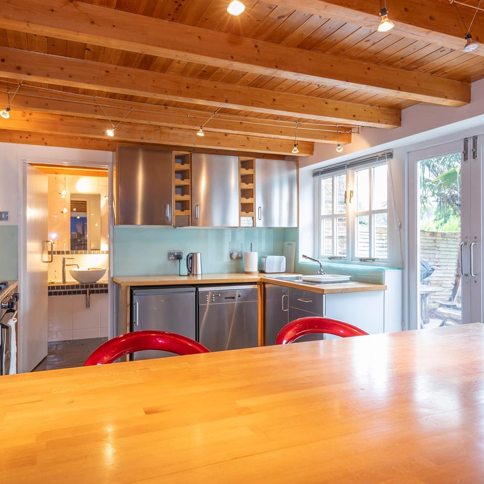House | 2 bedrooms, desk, iron/ironing board, Internet
