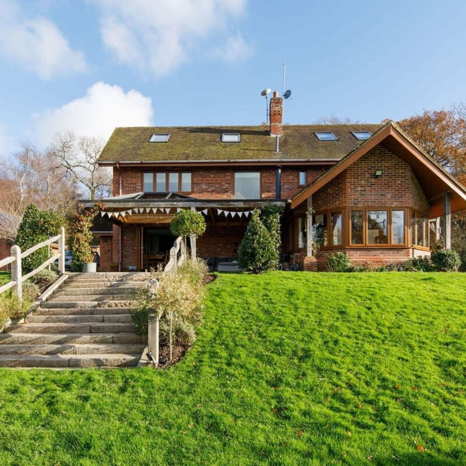 House | 6 bedrooms, desk, iron/ironing board, Internet