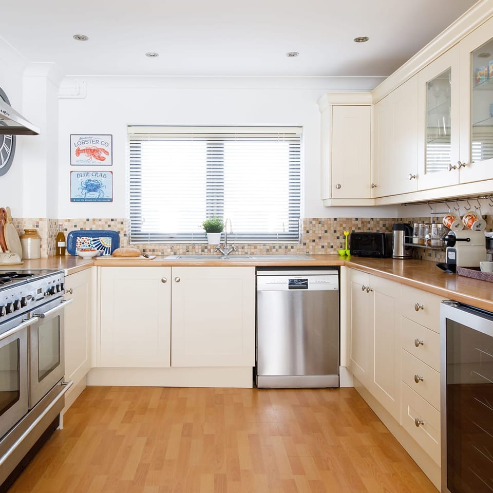 House | 5 bedrooms, iron/ironing board, Internet