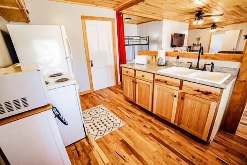 Bunk House Kitchen (2)