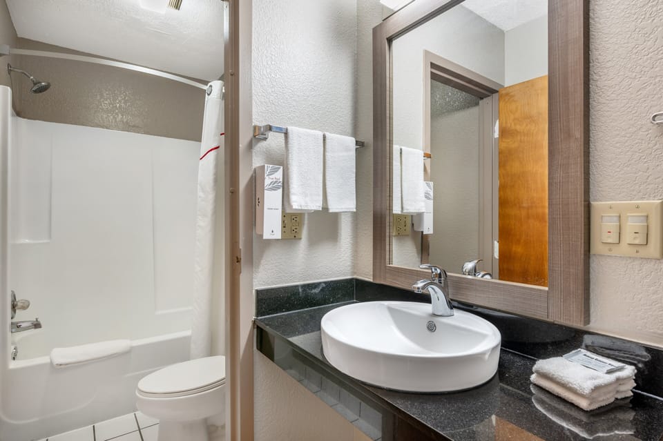 Combined shower/tub, towels