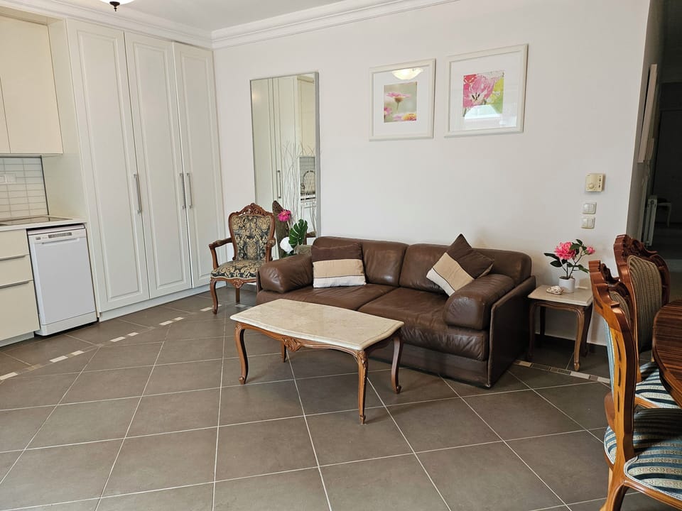 Condo, 1 Bedroom, Terrace, Garden View | Living area | Books