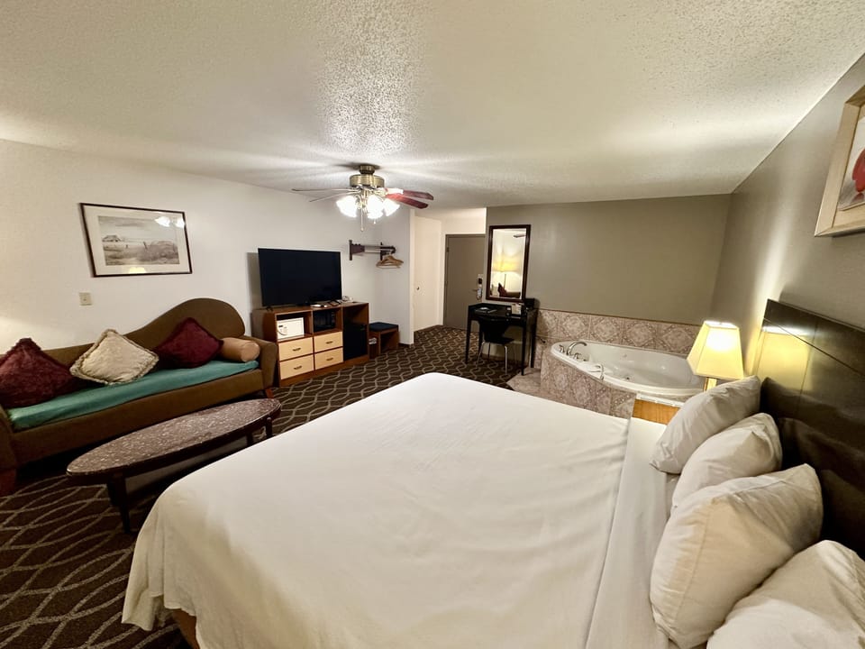 Standard Suite, 1 King Bed, Non Smoking, Hot Tub | Free WiFi