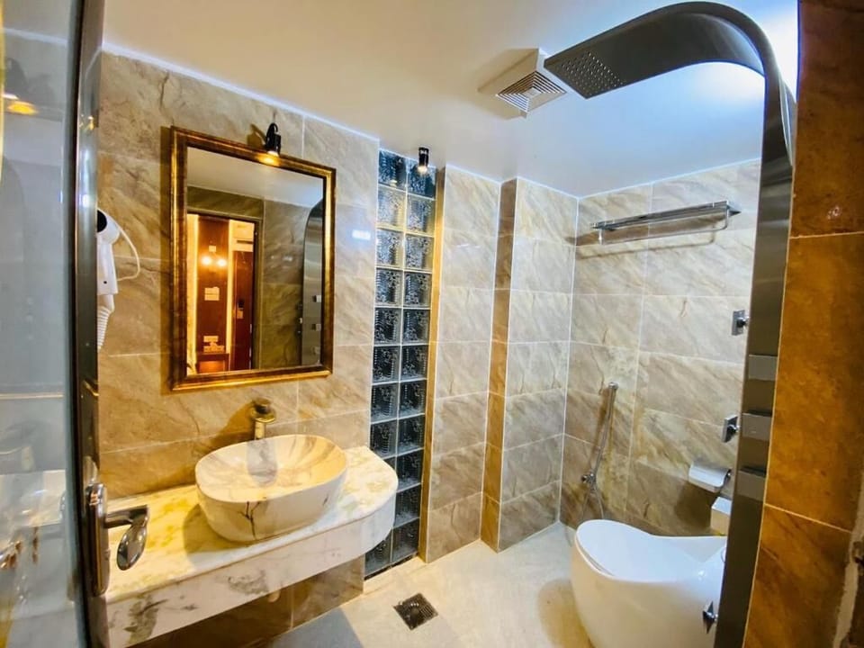 Rainfall showerhead, free toiletries, hair dryer, slippers