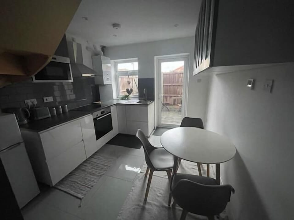 House | Private kitchen | Fridge, microwave, oven, stovetop