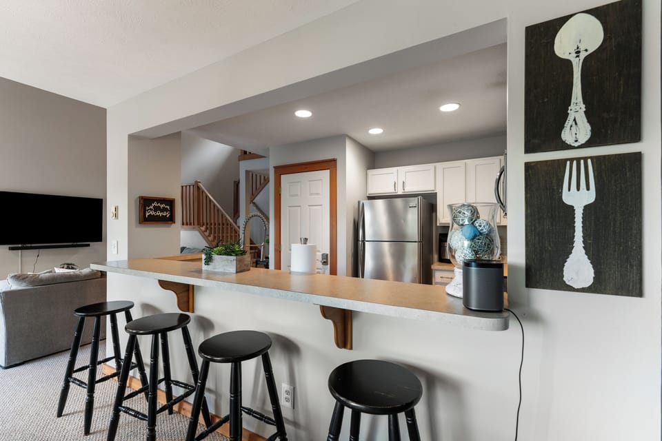 Bar Area: Enjoy morning coffee or evening cocktails with friends at this inviting bar counter!