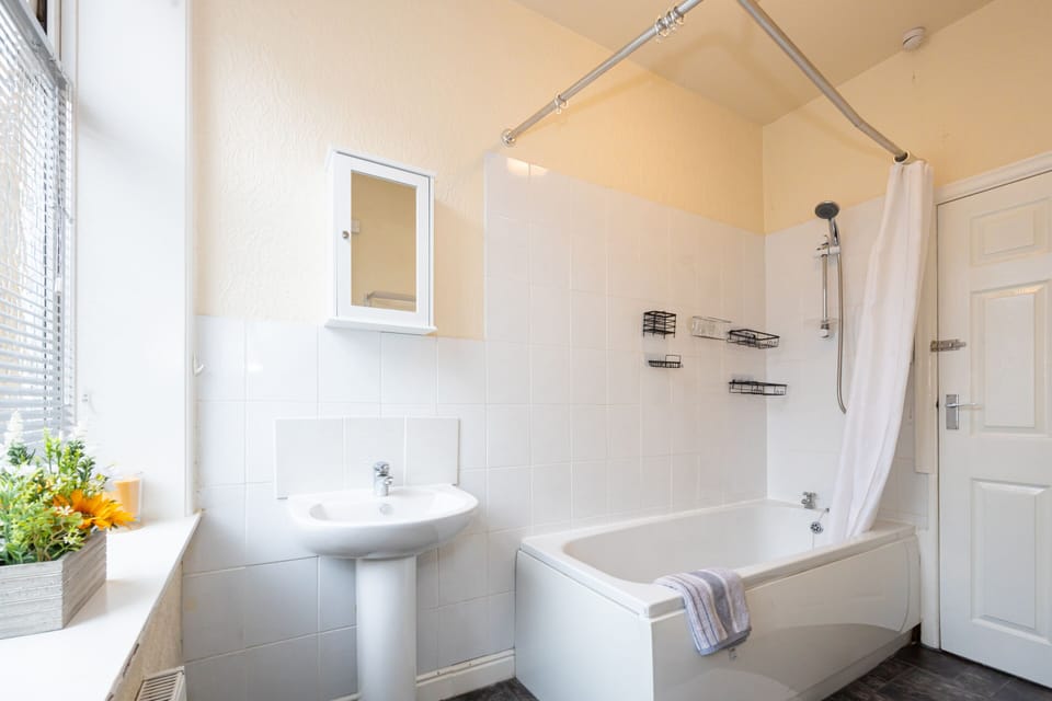 Bathroom with Shower, Toilet & Bathtub 