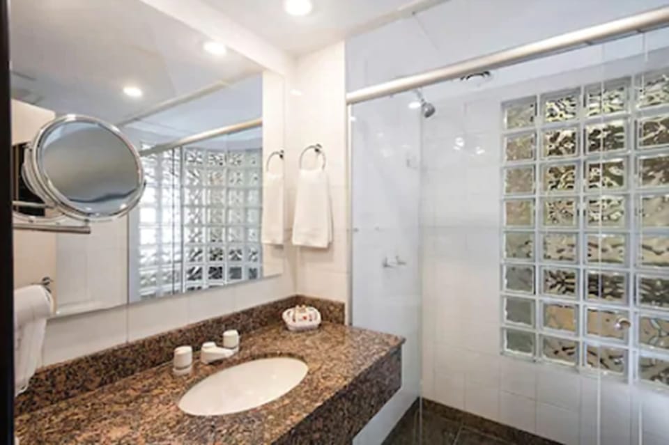 Suite | Bathroom | Shower, hair dryer, towels, soap