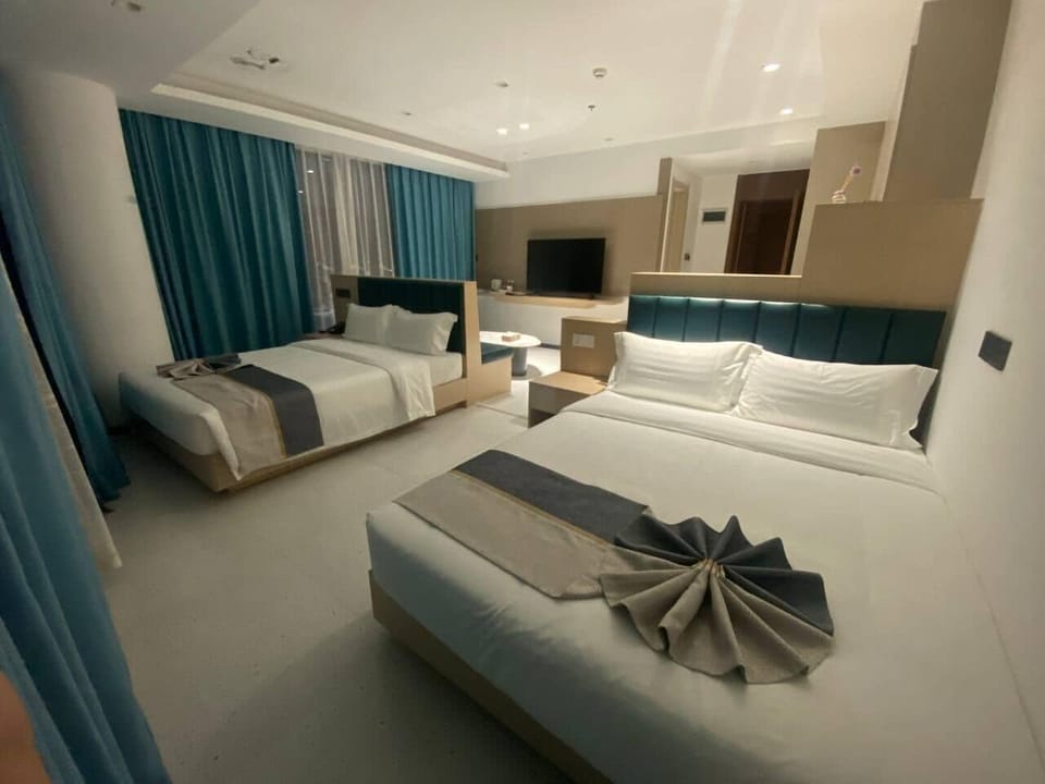 Junior Twin Room | Egyptian cotton sheets, premium bedding, pillowtop beds, desk