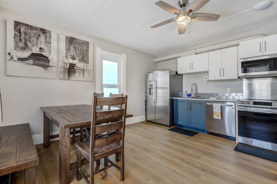 Dining table and fully equipped kitchen!