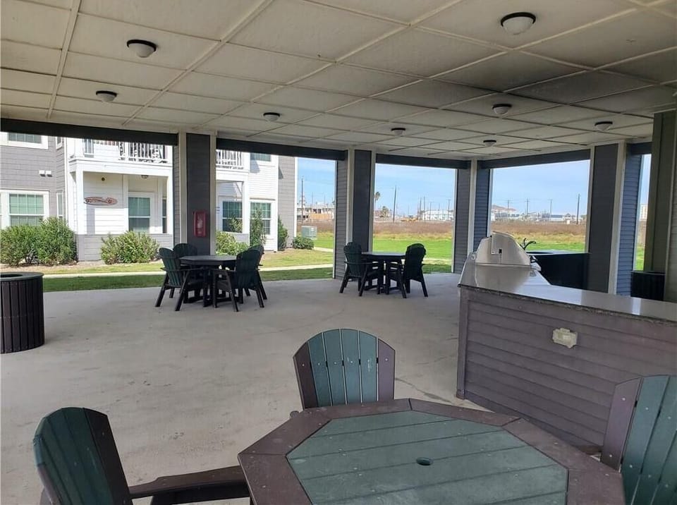 Walk to the Beach- Peaceful and Modern Condo (555)