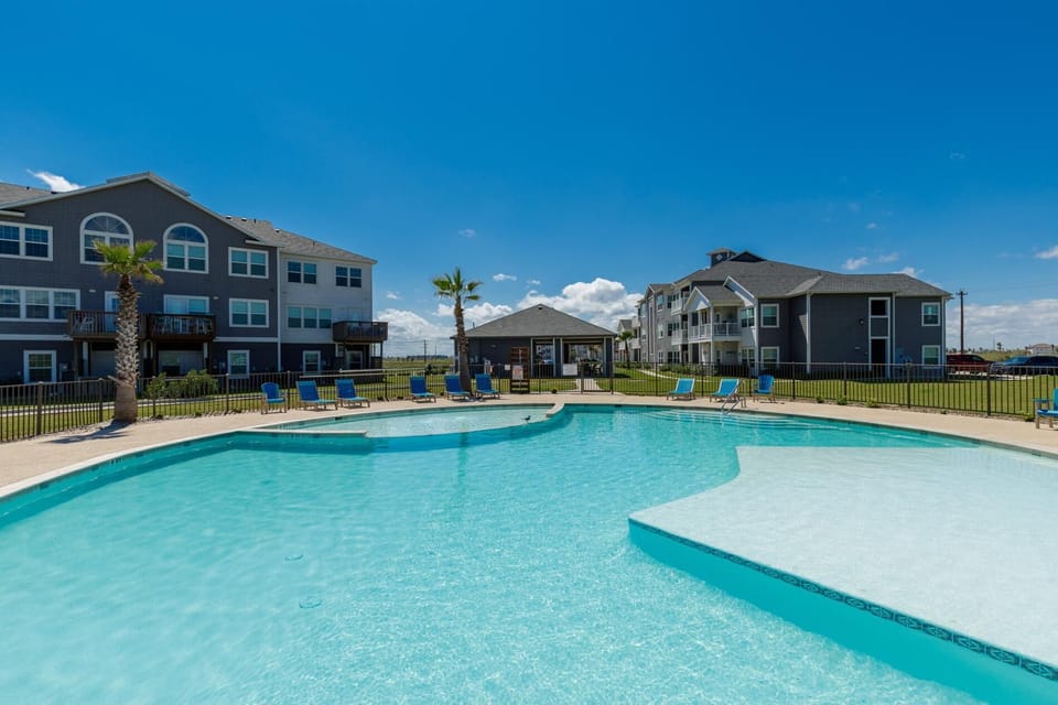 Walk to the Beach- Peaceful and Modern Condo (547)