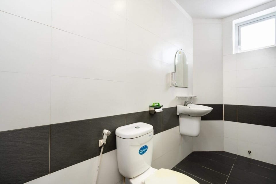 Luxury Double Room, 1 Bedroom, Non Smoking, City View | Bathroom | Shower, rainfall showerhead, free toiletries, slippers