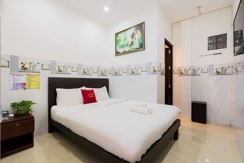 Standard Single Room, 1 King Bed, Non Smoking, No Windows | Hypo-allergenic bedding, pillowtop beds, minibar, soundproofing