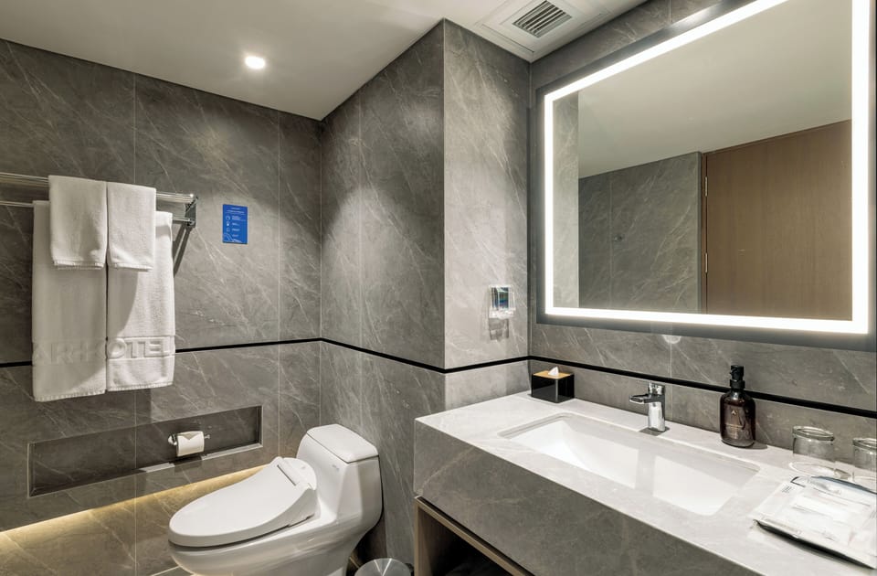 The Gallery Room | Bathroom | Free toiletries, hair dryer, bathrobes, slippers