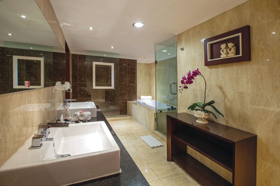 Presidential Suite | Bathroom | Free toiletries, hair dryer, bathrobes, slippers