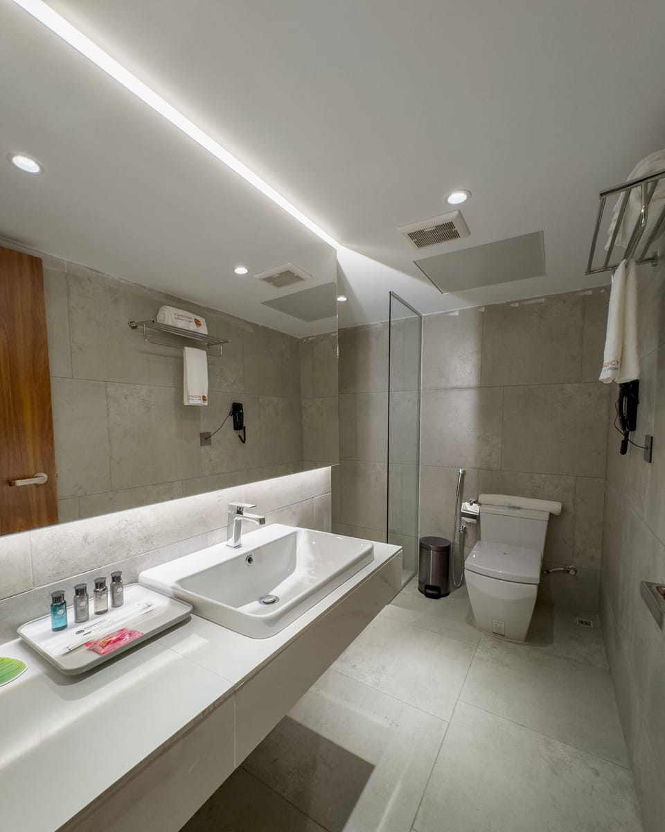 Deluxe Room | Bathroom | Combined shower/tub, spring water tub, rainfall showerhead