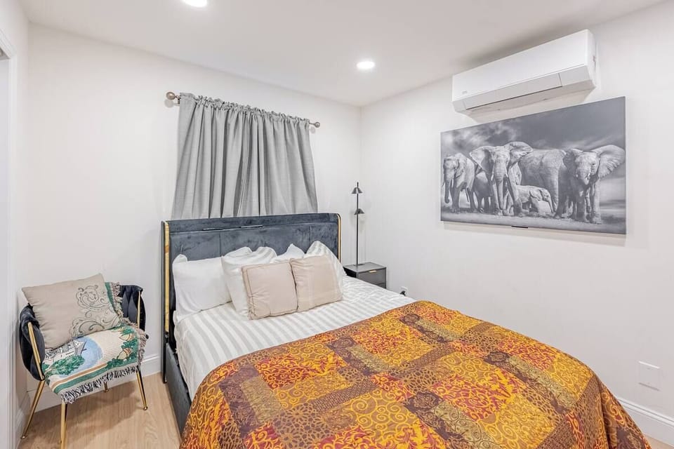 TV' s in all rooms, AC, Heat Pump, Drawers, Pillows, Night stand lamp etc