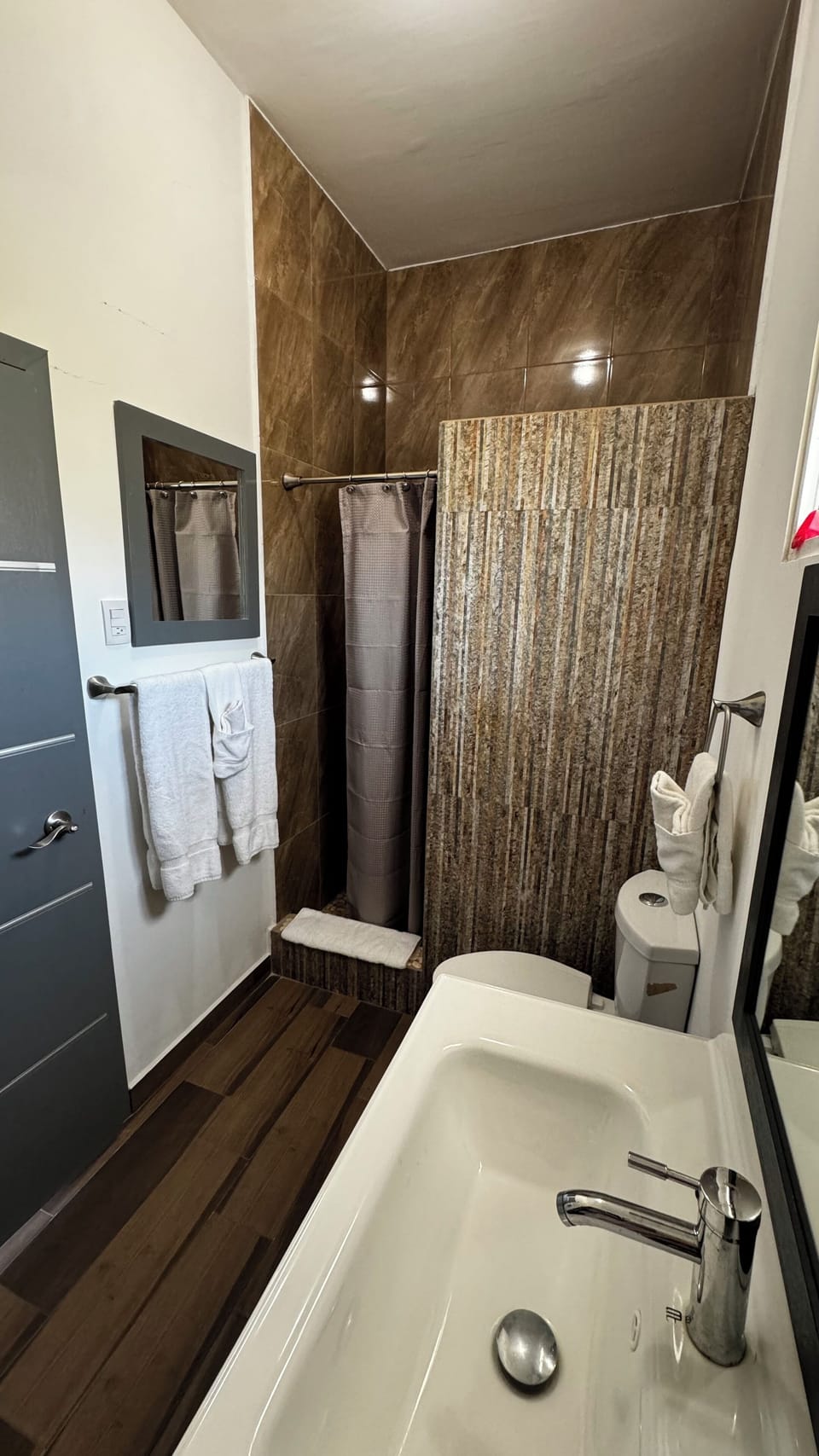 Family Single Room | Bathroom | Shower, rainfall showerhead, hair dryer, towels