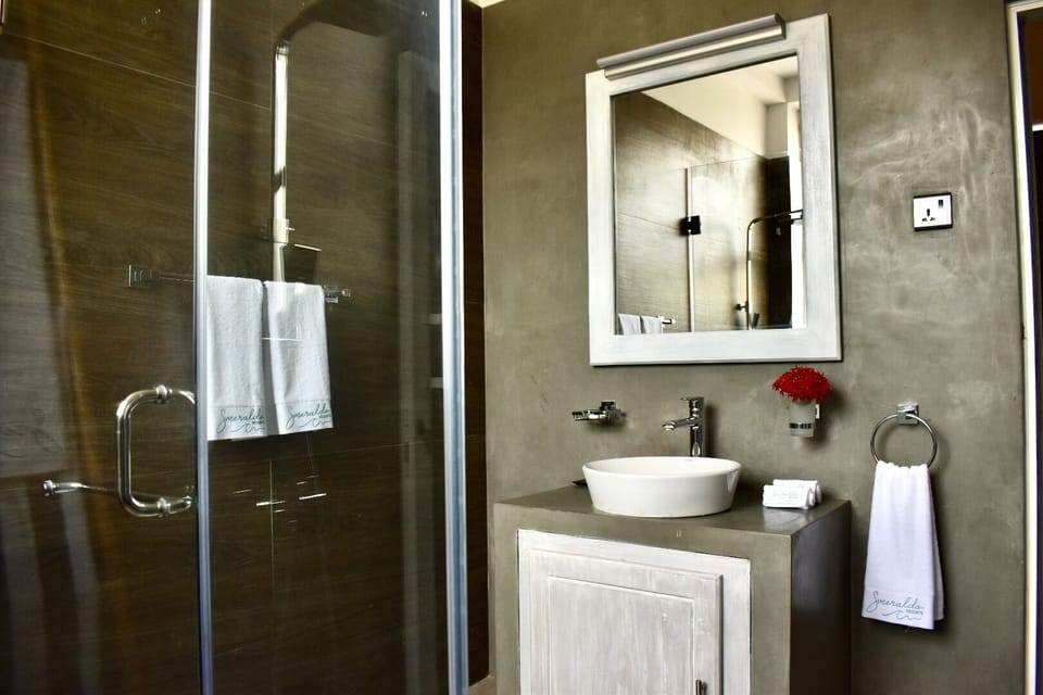 Deluxe Double Room, Balcony, Ocean View | Bathroom | Shower, rainfall showerhead, free toiletries, hair dryer