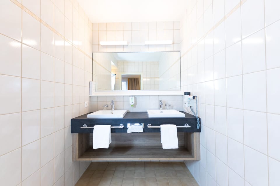 Modern Triple Room | Bathroom | Shower, hair dryer, towels