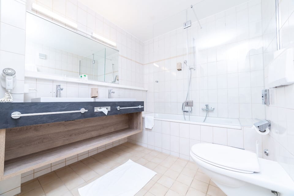 Deep soaking bathtub
