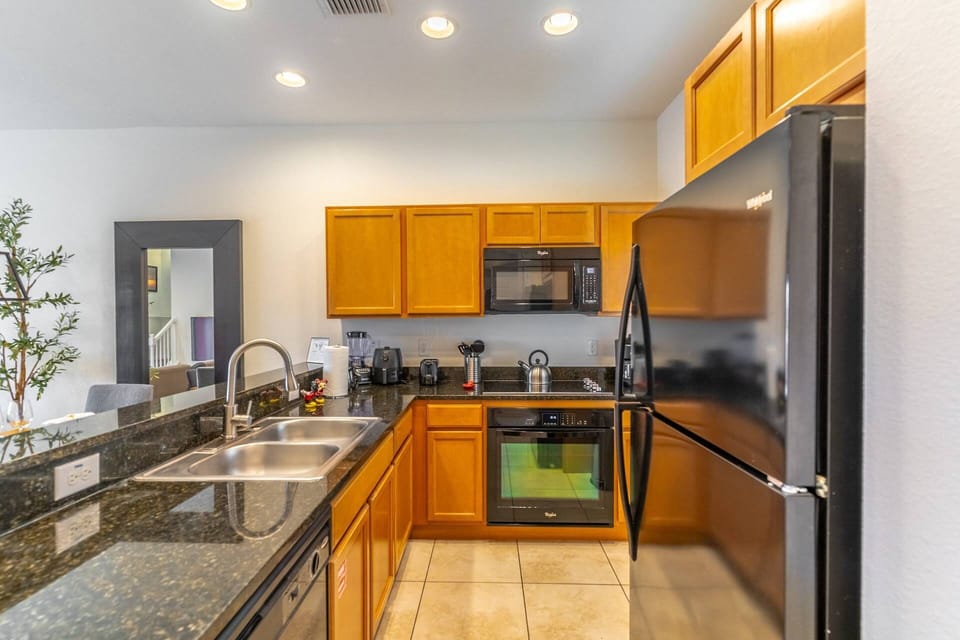 Fully equipped kitchen with granite counters