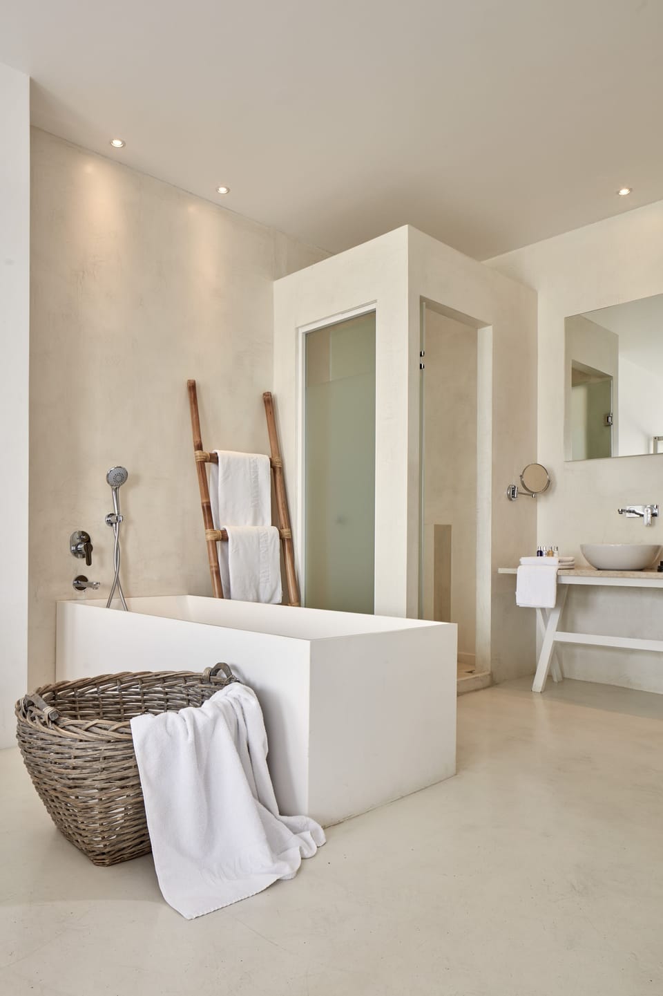 Suite, Hot Tub (True White) | Bathroom shower