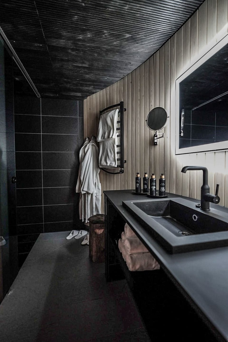 Executive Room | Bathroom | Shower, rainfall showerhead, hair dryer, slippers