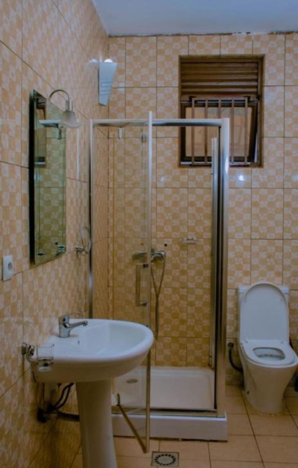 Shower, rainfall showerhead, free toiletries, slippers