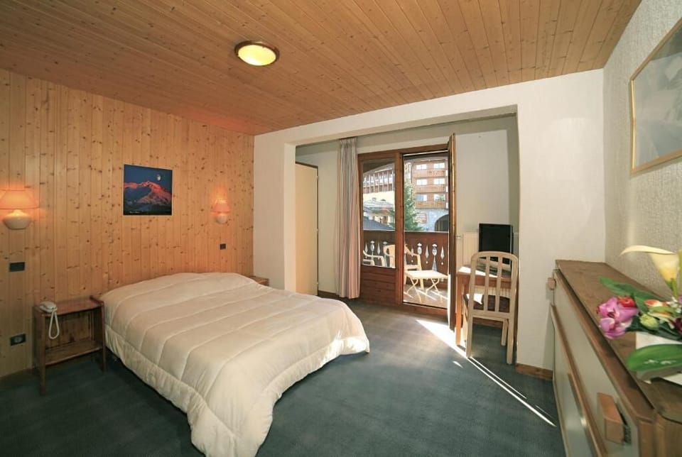 Free cribs/infant beds, free WiFi, bed sheets