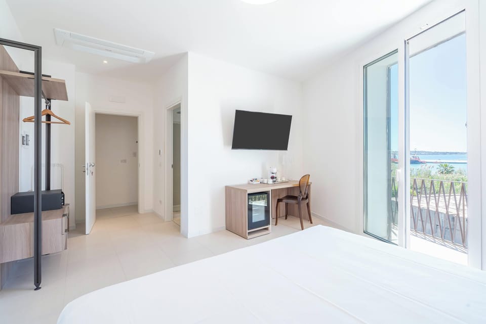 Deluxe Room, Balcony, Sea View | Water view