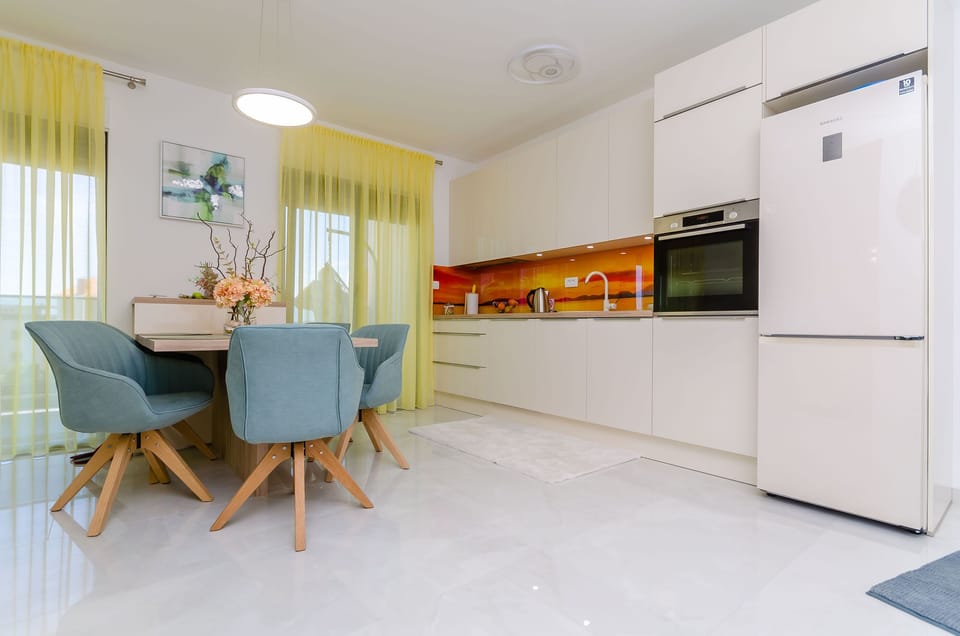 Apartment (A1) | Private kitchen | Fridge, oven, stovetop, dishwasher