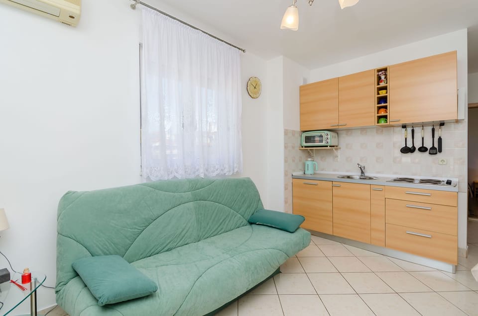 Apartment (A1) | Private kitchen | Fridge, oven, stovetop, espresso maker