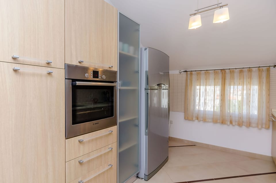 Apartment (A1) | Private kitchen | Fridge, oven, stovetop, dishwasher