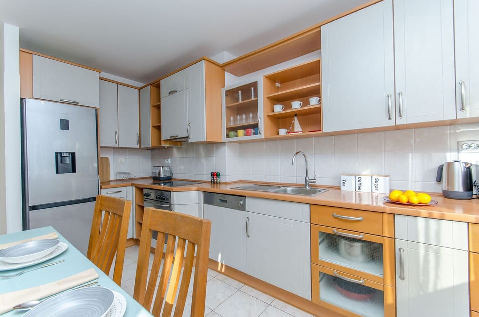 Apartment (A1) | Private kitchen | Fridge, microwave, oven, stovetop