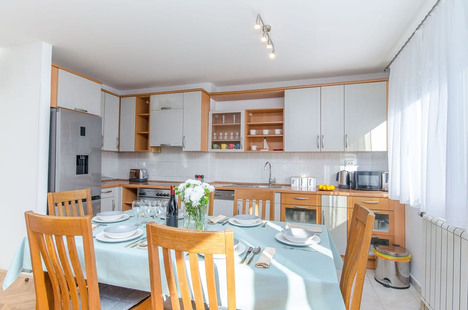 Apartment (A1) | Private kitchen | Fridge, microwave, oven, stovetop