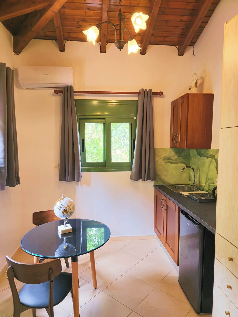 Superior Suite, Sea Facing | In-room dining
