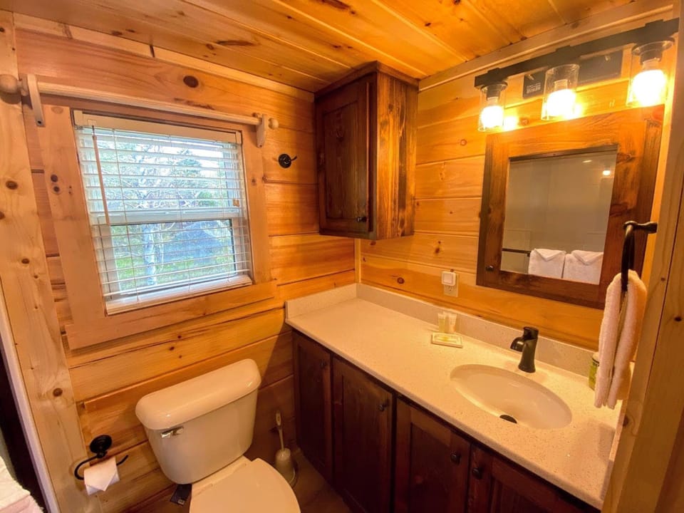 B2 NEW Awesome Tiny Home With A C Mountain Views Minutes to Skiing Hiking Attractions Villa in Twin Mountain