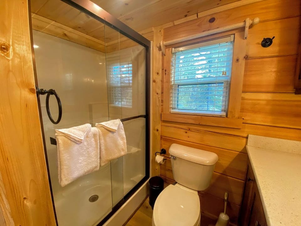 B2 NEW Awesome Tiny Home With A C Mountain Views Minutes to Skiing Hiking Attractions Villa in Twin Mountain