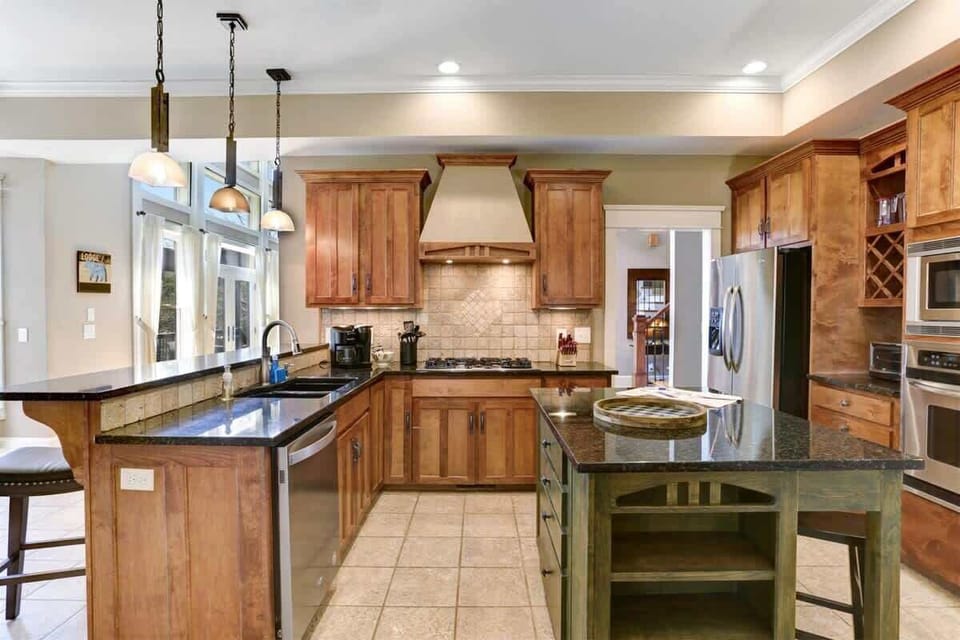 KITCHEN & ISLAND