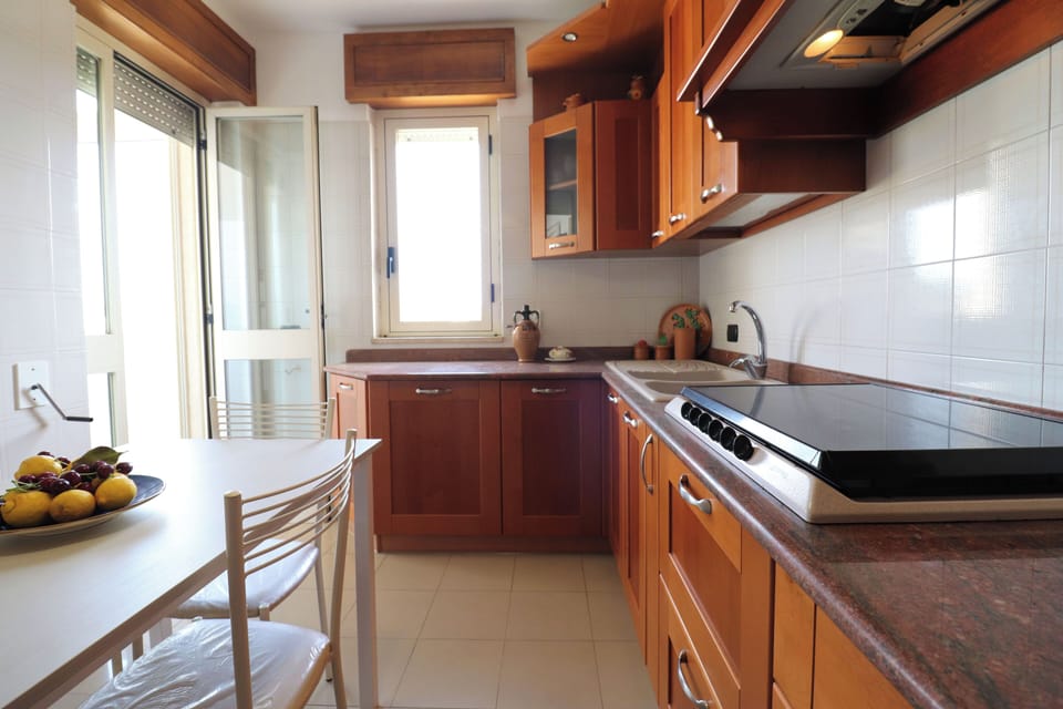 House, 2 Bedrooms, Smoking, Balcony | Private kitchen