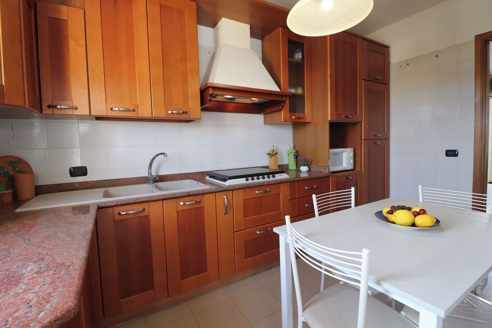 House, 2 Bedrooms, Smoking, Balcony | Private kitchen