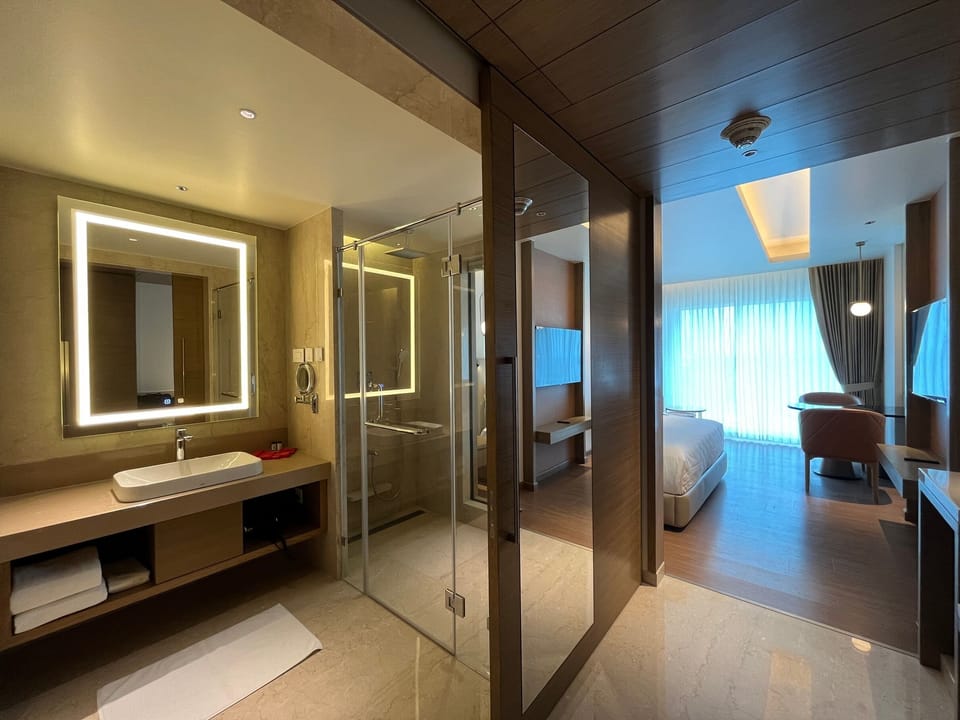 Junior Suite | Minibar, in-room safe, desk, laptop workspace